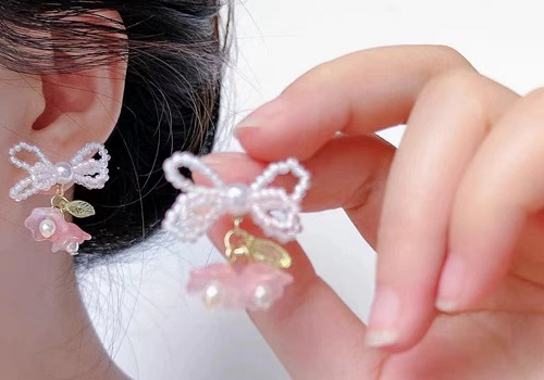 7月27日，手工活外發(fā)加工可靠嗎？在家做手工副業(yè)掙錢，開飾品加工廠，在手工之家，大家情況不一樣，服務(wù)也會(huì)具體化，圖為串珠米珠繡手工產(chǎn)品剪影