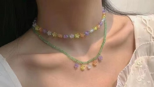 7月31日，在家做兼職的正規(guī)平臺，開飾品加工廠，居家手工好副業(yè)，在手工之家,要多掙錢只能認真和努力，圖為串珠米珠繡手工產(chǎn)品剪影