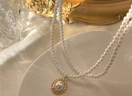 8月1日，外發(fā)手工領(lǐng)回家做，開飾品加工廠，在家做手工副業(yè)掙錢，在手工之家,靈活就業(yè)、創(chuàng)業(yè)都可以，圖為串珠米珠繡手工產(chǎn)品剪影