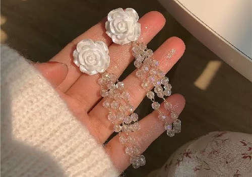 8月3日，手工活兼職可帶回家，手工靈活就業(yè)的好副業(yè)，開飾品加工廠，在手工之家，用手工收入詮釋對家庭和手工的愛與責(zé)任，圖為串珠米珠繡手工產(chǎn)品剪影