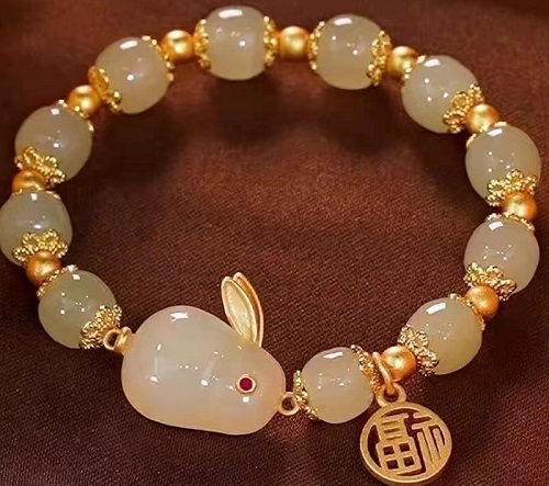 8月6日，手工兼職在家做是真的嗎？在家可以做的兼職工作，開飾品加工廠，正規(guī)手工活外發(fā)加工網(wǎng)副業(yè)，在手工之家，銷售好，才能一直有活兒做，圖為串珠純手工手鏈產(chǎn)品剪影