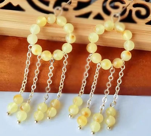 8月7日，手工兼職的正規(guī)網(wǎng)站，手工活外發(fā)加工正規(guī)廠家，開飾品加工廠，在家做的手工靈活就業(yè)，手工之家的創(chuàng)新對手工發(fā)展的重要性，圖為串珠米珠繡手工產(chǎn)品剪影