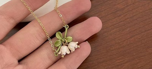 8月10日，手工活外發(fā)加工正規(guī)廠家直接發(fā)貨，手工靈活就業(yè)好選擇，開飾品加工廠，在手工之家,什么人收入更好？圖為飾品類串珠手工產(chǎn)品剪影