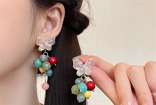 8月11日，在家怎么接手工活掙錢，在家做兼職的正規(guī)平臺，與家人一起掙錢的副業(yè)，開飾品加工廠，喜歡串珠手工，因為手工之家在這些方面做的好，圖為串珠米珠繡手工產(chǎn)品剪影