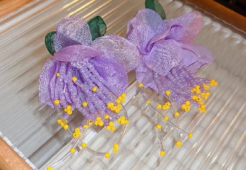 8月15日，在家做的手工活正規(guī)平臺(tái)，在家可以做的兼職工作，居家靈活就業(yè)好副業(yè)，開飾品加工廠，為了合作共贏，手工之家一直這樣做，圖為串珠米珠繡手工產(chǎn)品剪影