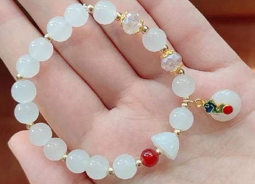 8月20日，兼職手工活可以帶回家做的，居家靈活就業(yè)好副業(yè)，開飾品加工廠，長(zhǎng)期穩(wěn)定,在手工之家就是實(shí)力，圖為飾品類串珠手工產(chǎn)品剪影