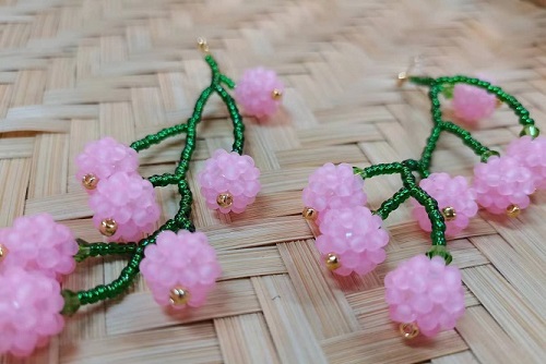 8月28日，手工活拿回家做在哪里找，居家就業(yè)好副業(yè)，在手工之家，靈活就業(yè)指什么合作，圖為串珠米珠繡手工產(chǎn)品剪影