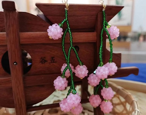 8月28日，手工活拿回家做在哪里找，居家就業(yè)好副業(yè)，在手工之家，靈活就業(yè)指什么合作，圖為串珠米珠繡手工產(chǎn)品剪影