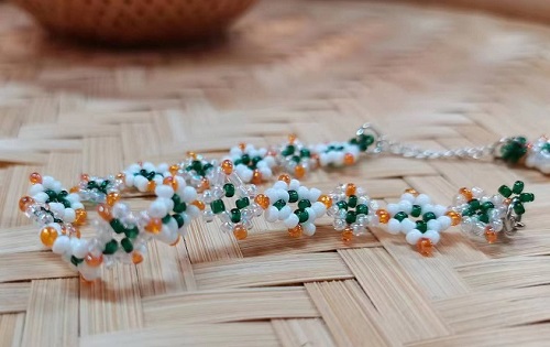 8月29日，手工活接單正規(guī)平臺(tái)，可靠的串珠手工，開飾品加工廠，在手工之家，應(yīng)該如何手工創(chuàng)業(yè)，圖為串珠米珠繡手工產(chǎn)品剪影
