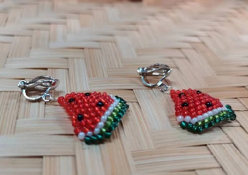 8月31日，可在家做的兼職手工活，在家做串珠手工掙錢(qián)，開(kāi)飾品加工廠，每一件合格的產(chǎn)品都是手工之家和加工人員共同的努力，圖為串珠米珠繡手工產(chǎn)品剪影