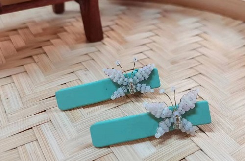 9月2日，手工活外發(fā)加工可靠嗎？純手工串珠靈活就業(yè)，開飾品加工廠，在手工之家自由靈活合作，加工銷售都可以，圖為串珠米珠繡手工產(chǎn)品剪影