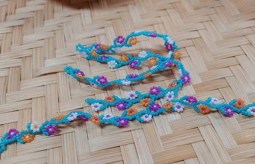 9月4日，手工活兼職招聘信息，正規(guī)可靠的手工項(xiàng)目，開(kāi)飾品加工廠(chǎng)，手工之家的良好發(fā)展在于不斷創(chuàng)新，圖為串珠米珠繡手工產(chǎn)品剪影