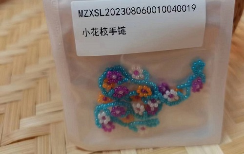9月4日，手工活兼職招聘信息，正規(guī)可靠的手工項(xiàng)目，開(kāi)飾品加工廠(chǎng)，手工之家的良好發(fā)展在于不斷創(chuàng)新，圖為串珠米珠繡手工產(chǎn)品剪影
