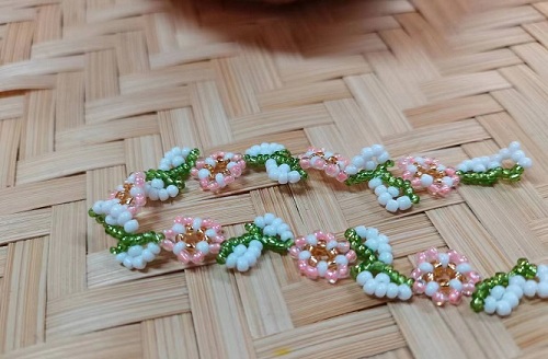 9月11日，手工活外發(fā)加工可靠嗎？靈活就業(yè)好手工，開飾品加工廠，手工之家的產(chǎn)品優(yōu)勢，圖為飾品類串珠純手工產(chǎn)品剪影