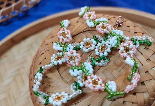 9月11日，手工活外發(fā)加工可靠嗎？靈活就業(yè)好手工，開飾品加工廠，手工之家的產(chǎn)品優(yōu)勢，圖為飾品類串珠純手工產(chǎn)品剪影
