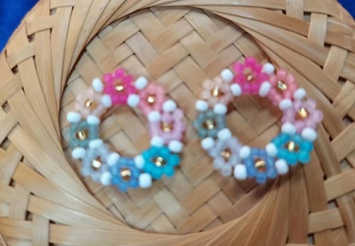 9月14日，外發(fā)加工接單平臺，靈活就業(yè)手工飾品廠項(xiàng)目，開飾品加工廠，在手工之家，從加工到銷售都讓人放心，圖為飾品類串珠純手工產(chǎn)品剪影