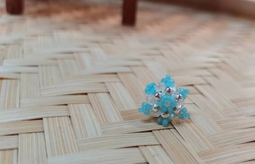 9月15日，手工活外發(fā)加工網(wǎng)，靈活就業(yè)好項目，開飾品加工廠，在手工之家，重合作、重服務(wù)就是敬業(yè)的體現(xiàn)，圖為飾品類串珠純手工產(chǎn)品剪影