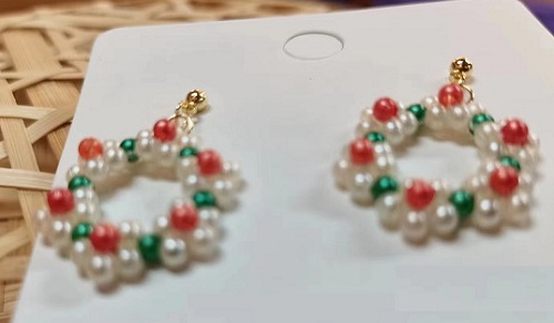9月21日，可在家做的兼職手工活，想接正規(guī)廠家手工項目,開飾品加工廠，在手工之家，貼心服務(wù)讓人滿意，圖為飾品類串珠純手工產(chǎn)品剪影