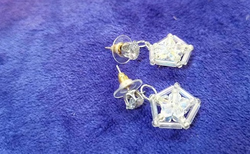9月26日，手工活外發(fā)加工網(wǎng)，在家做串珠手工掙錢，開飾品加工廠，在手工之家，加工人員這樣做收入更好，圖為飾品類串珠純手工產(chǎn)品剪影