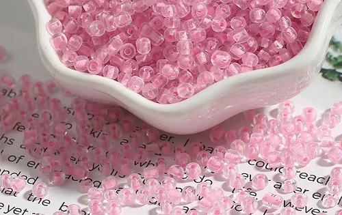 9月30日，哪里可以做手工活兼職，手工項(xiàng)目拿回家做，開飾品加工廠，在手工之家，大家選擇這里因?yàn)槭杖牒?、有保障，圖為串珠純手工繡珠材料剪影