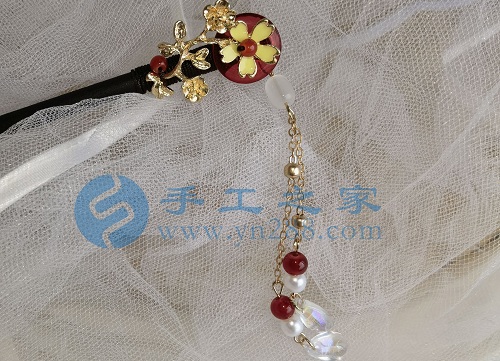 10月8日，手工活接單平臺，靈活就業(yè)的手工，開飾品加工廠，選擇手工之家的人越來越多，都做什么掙錢，圖為串珠米珠繡手工產(chǎn)品剪影