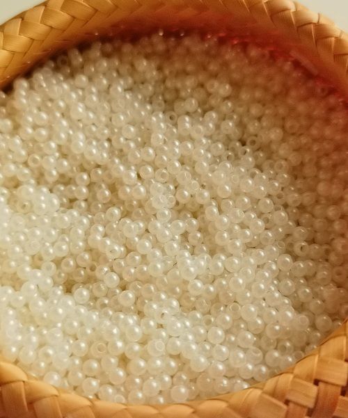 10月9日，手工活從哪里找廠家，想接正規(guī)廠家的手工項(xiàng)目，開飾品加工廠，手工之家的串珠純手工的優(yōu)缺點(diǎn)，圖為串珠手工材料珠子剪影