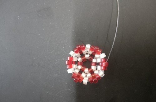 11月26日，在家怎么接手工活掙錢，在家做兼職的正規(guī)平臺，開飾品加工廠，喜歡串珠手工，串珠手工是手工之家與大家共同的事業(yè)，圖為飾品類串珠手工產(chǎn)品剪影