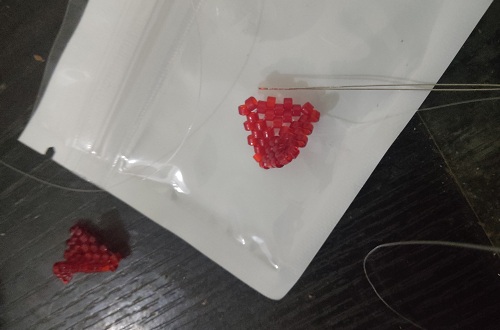 12月8日，外發(fā)加工接單平臺，靈活就業(yè)好手工項目，開飾品加工廠，在手工之家，產(chǎn)品和服務(wù)讓合作人員有底氣，圖為串珠米珠繡手工產(chǎn)品剪影