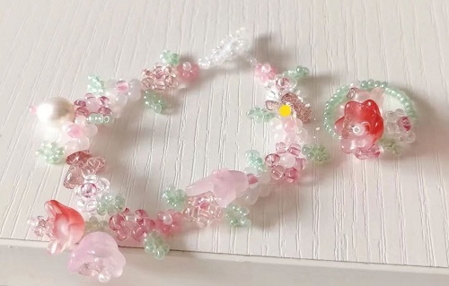 12月14日，手工活接單正規(guī)平臺，可靠的串珠手工，開飾品加工廠，在手工之家，貼心的服務(wù)就是個性化，圖為串珠米珠繡手工產(chǎn)品剪影