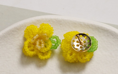 12月27日，外發(fā)手工活正規(guī)平臺，適合的串珠手工項目，開飾品加工廠，手工之家的創(chuàng)新成果大家共享，圖為飾品類串珠純手工產品剪影
