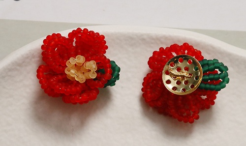 12月27日，外發(fā)手工活正規(guī)平臺，適合的串珠手工項目，開飾品加工廠，手工之家的創(chuàng)新成果大家共享，圖為飾品類串珠純手工產品剪影