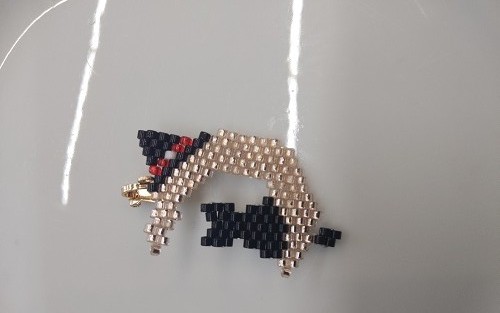 1月4日，手工活接單正規(guī)平臺，拿回家做的手工項目，開飾品加工廠，在手工之家，大家的收入合作越久越好，圖為飾品類串珠純手工產(chǎn)品剪影