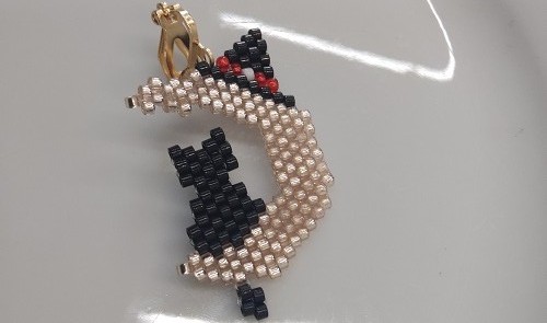 1月4日，手工活接單正規(guī)平臺，拿回家做的手工項目，開飾品加工廠，在手工之家，大家的收入合作越久越好，圖為飾品類串珠純手工產(chǎn)品剪影