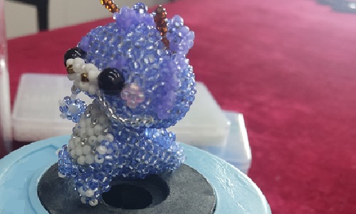1月7日，外發(fā)手工活正規(guī)平臺，居家手工串珠靈活就業(yè)，開飾品加工廠，在手工之家，純手工項目有特點，好合作，圖為飾品類串珠純手工產品剪影