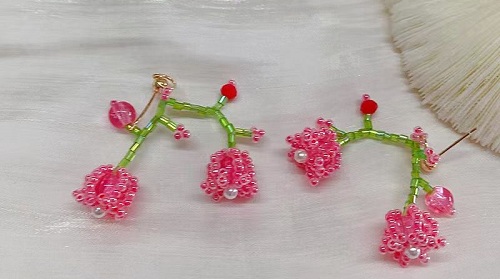 1月12日，手工活兼職招聘信息，在家做串珠手工項(xiàng)目掙錢，開飾品加工廠，手工之家的純手工好做，大家都喜歡，圖為飾品類串珠純手工產(chǎn)品剪影