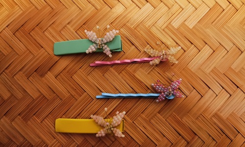 1月27日，附近有沒有兼職手工活，居家靈活就業(yè)的好副業(yè)，開飾品加工廠，手工之家長久穩(wěn)定讓大家放心，圖為串珠純手工產(chǎn)品剪影