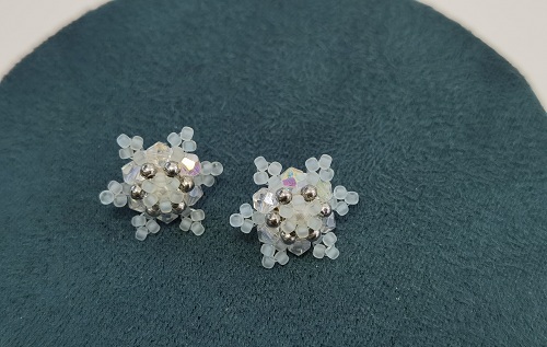 2月29日，在家里就能賺錢(qián)的工作，開(kāi)飾品加工廠(chǎng)，居家靈活就業(yè)好副業(yè)，可信可靠，在手工之家，多總結(jié)更掙錢(qián)，圖為串珠米珠繡手工產(chǎn)品剪影