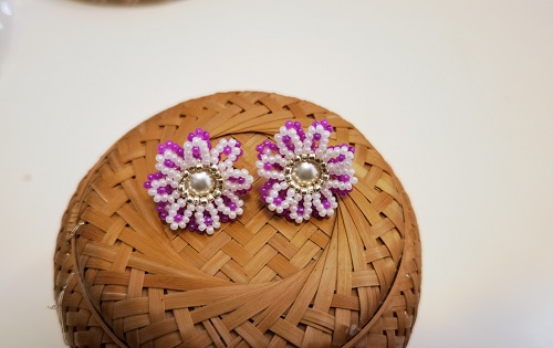 2月29日，在家里就能賺錢(qián)的工作，開(kāi)飾品加工廠(chǎng)，居家靈活就業(yè)好副業(yè)，可信可靠，在手工之家，多總結(jié)更掙錢(qián)，圖為串珠米珠繡手工產(chǎn)品剪影