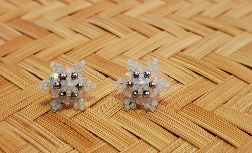 2月29日，在家里就能賺錢(qián)的工作，開(kāi)飾品加工廠(chǎng)，居家靈活就業(yè)好副業(yè)，可信可靠，在手工之家，多總結(jié)更掙錢(qián)，圖為串珠米珠繡手工產(chǎn)品剪影