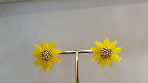 3月3日，兼職手工活外發(fā)加工在家可做，開(kāi)飾品加工廠，靈活就業(yè)創(chuàng)業(yè)項(xiàng)目，在手工之家，多付出就有好收入，圖為串珠米珠繡手工產(chǎn)品剪影