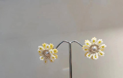 3月3日，兼職手工活外發(fā)加工在家可做，開(kāi)飾品加工廠，靈活就業(yè)創(chuàng)業(yè)項(xiàng)目，在手工之家，多付出就有好收入，圖為串珠米珠繡手工產(chǎn)品剪影