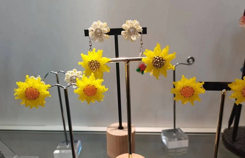 3月3日，兼職手工活外發(fā)加工在家可做，開(kāi)飾品加工廠，靈活就業(yè)創(chuàng)業(yè)項(xiàng)目，在手工之家，多付出就有好收入，圖為串珠米珠繡手工產(chǎn)品剪影