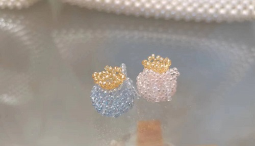3月5日，手工活外發(fā)加工可靠嗎？在家做手工副業(yè)掙錢，開飾品加工廠，與手工之家合作，純手工的收入讓人放心，圖為串珠米珠繡手工產(chǎn)品剪影