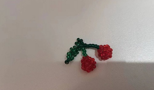 3月6日，在家能做的手工活兼職，正規(guī)可靠的手工副業(yè)，開飾品加工廠，選手工之家，合作共贏無障礙，圖為串珠米珠繡手工產(chǎn)品剪影