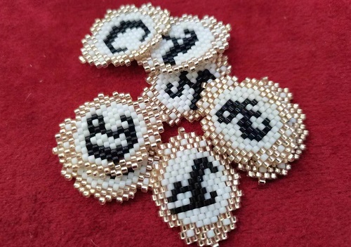 3月8日，手工兼職在家做是真的嗎，靈活就業(yè)手工項(xiàng)目，開飾品加工廠，在手工之家，純手工有優(yōu)勢有前景，圖為串珠米珠繡手工產(chǎn)品剪影