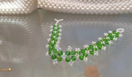 3月9日，在家做兼職的正規(guī)平臺，開飾品加工廠，居家手工好副業(yè)，與手工之家合作好好做有好回報，圖為串珠米珠繡手工產(chǎn)品剪影