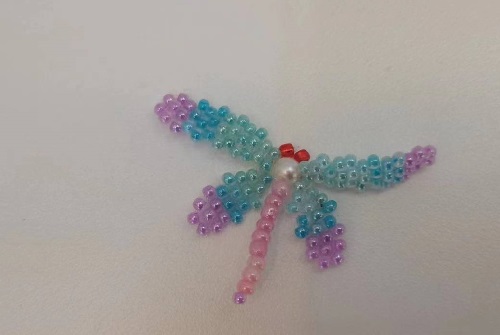 3月11日，正規(guī)手工活接單平臺(tái)，手工加工回收項(xiàng)目，開飾品加工廠，與手工之家合作，農(nóng)村城市各有優(yōu)勢(shì)，圖為串珠米珠繡手工產(chǎn)品剪影