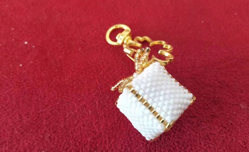 3月12日，手工活兼職可帶回家，手工靈活就業(yè)的好副業(yè)，開飾品加工廠，在手工之家，產(chǎn)品一直是事業(yè)的重點，圖為串珠米珠繡手工產(chǎn)品剪影