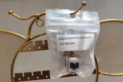 3月12日，手工活兼職可帶回家，手工靈活就業(yè)的好副業(yè)，開飾品加工廠，在手工之家，產(chǎn)品一直是事業(yè)的重點，圖為串珠米珠繡手工產(chǎn)品剪影