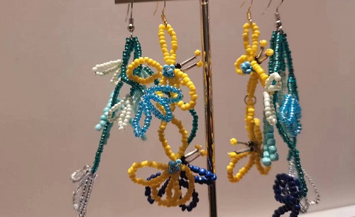 3月14日，附近有沒(méi)有兼職手工活,開(kāi)飾品加工廠(chǎng)，農(nóng)村手工加工副業(yè)靈活就業(yè)，服務(wù)和產(chǎn)品是手工之家事業(yè)發(fā)展的助推力，圖為串珠米珠繡手工產(chǎn)品剪影